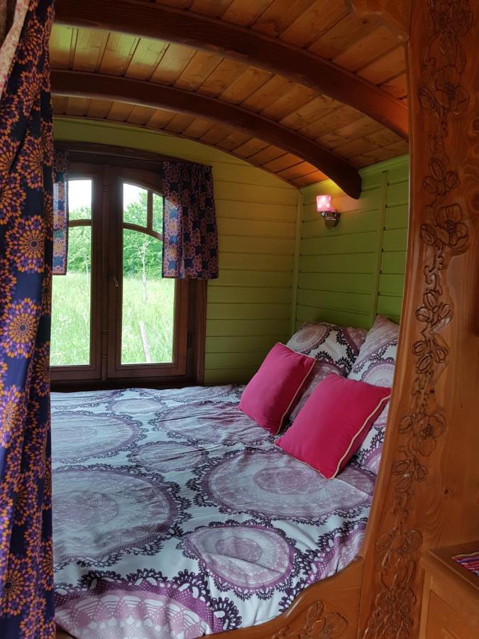 Bed and Breakfast La Roulotte De Pommette Et Billy La Hoguette Экстерьер фото