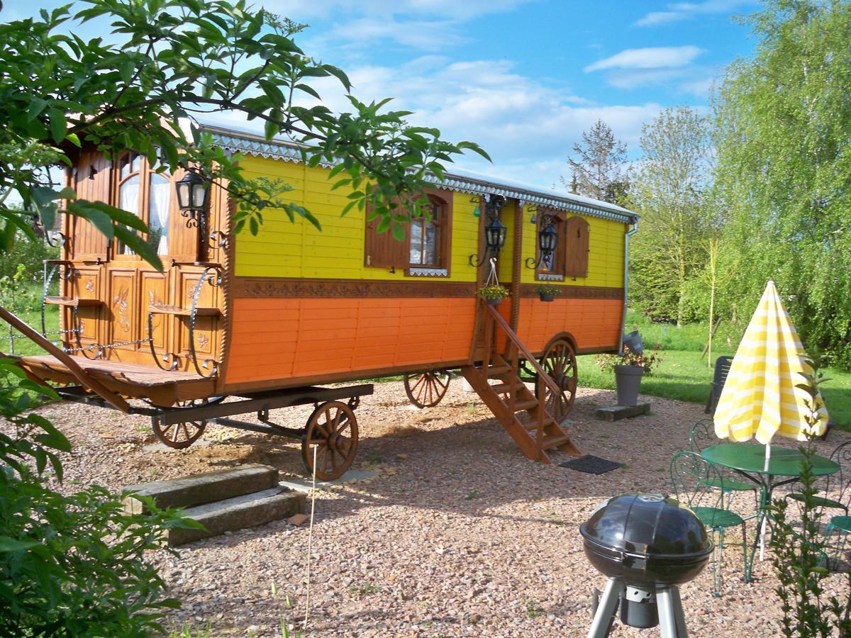 Bed and Breakfast La Roulotte De Pommette Et Billy La Hoguette Экстерьер фото
